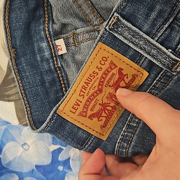 Levi's size 27 medium wash jean shorts with 6 inch inseam - Picture 5 of 5